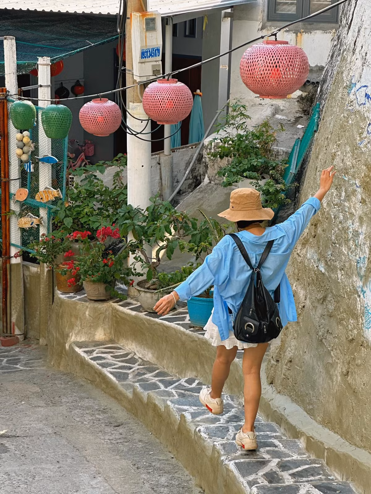 Màu xanh dương và trắng được chọn làm gam chủ đạo, gợi liên tưởng đến những ngôi làng ven biển Hy Lạp, vừa mát mẻ, thư thái vừa tôn lên nét tinh khôi của không gian. Ảnh Đi cùng Jayni