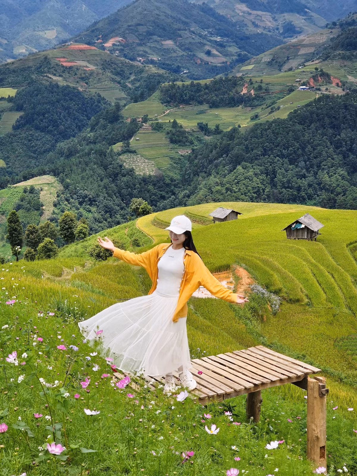 Cung đường dẫn vào bản đã được trải bê tông, tạo điều kiện thuận lợi cho xe máy di chuyển. Một vài đoạn dốc có thể khiến du khách hít thở sâu, nhưng hoàn toàn không quá khó khăn. Ảnh Thu Ngoác