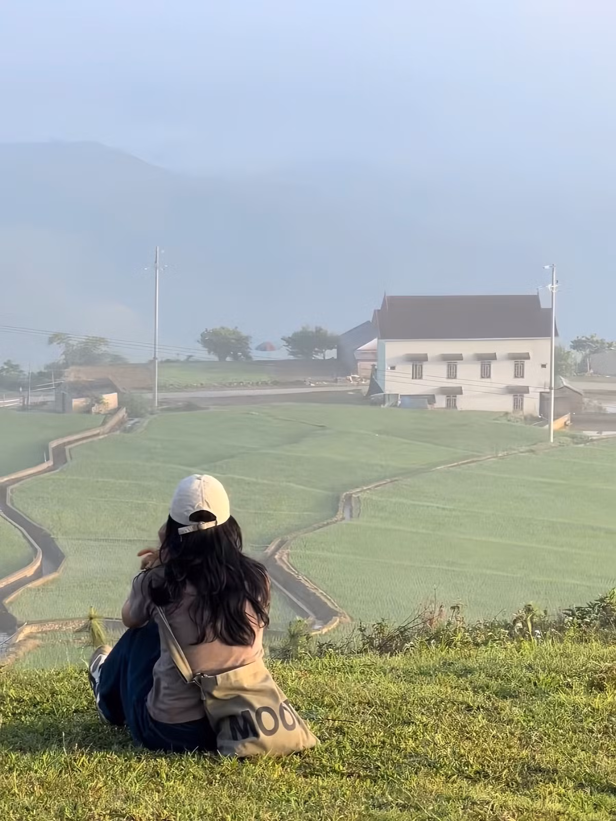 Chiều đến, mặt trời khuất dần sau những rặng núi, để lại bầu trời rực rỡ ánh cam, tím và vàng – khiến không gian càng thêm lãng mạn, thơ mộng. Đây chính là khoảnh khắc lý tưởng cho những ai muốn “tạm dừng thế giới”, chỉ để hít thở thật sâu và lưu lại những tấm hình kỷ niệm không đâu có được. Ảnh Luong Phuc