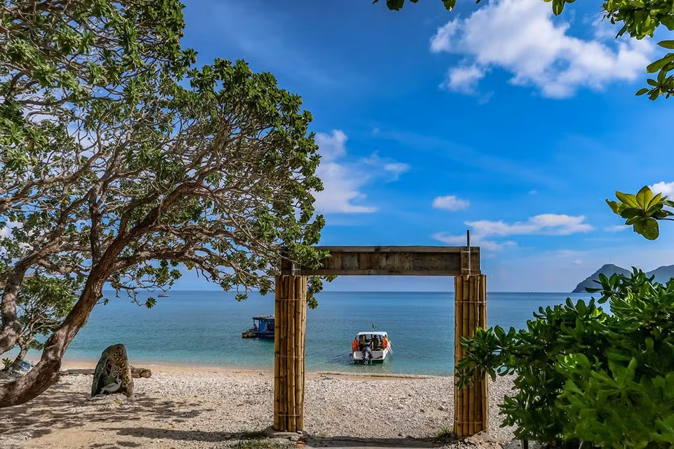 Trong khi đó, Phú Quốc sôi động với vô số điểm vui chơi và check-in. Ngoài Sunset Town với khung cảnh hoàng hôn lãng mạn, du khách có thể đi cáp treo Hòn Thơm, khám phá làng chài Rạch Vẹm, vườn tiêu, hoặc tham quan xưởng nước mắm truyền thống – những trải nghiệm đặc trưng xứ đảo.﻿ Ảnh Vietravel