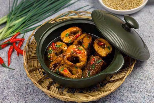 Khi mùa đông tràn về, không khí se lạnh dễ khiến cơ thể mệt mỏi, sức đề kháng giảm sút. Lúc này, việc lựa chọn thực phẩm giàu dinh dưỡng trở nên đặc biệt quan trọng. Cá, với hàm lượng protein cao, các axit béo omega-3 (EPA/DHA) và vitamin thiết yếu, được nhiều chuyên gia ví như “sâm nước” mùa đông – vừa bồi bổ cơ thể, vừa giúp tăng cường sức khỏe tim mạch, não bộ và hệ miễn dịch. Ảnh minh họa