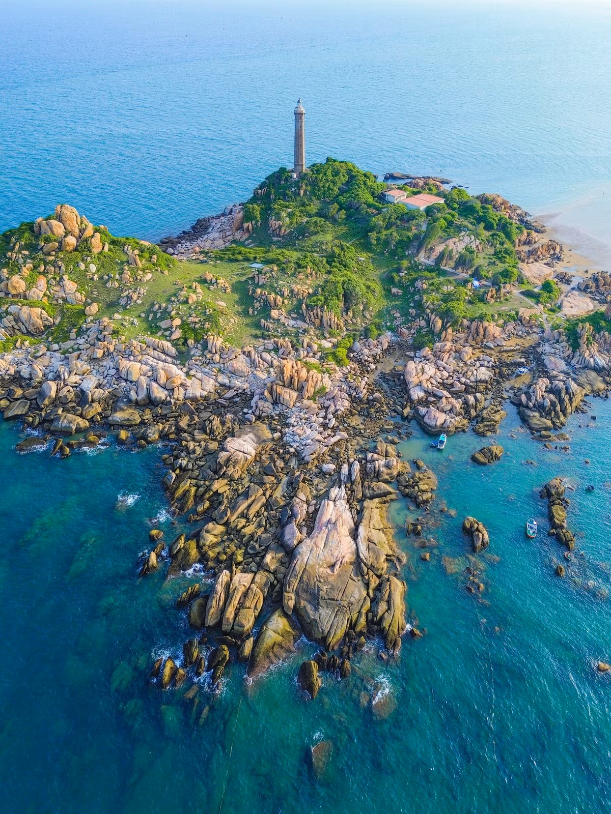 Mũi Kê Gà, thuộc xã Tân Thành, tỉnh Lâm Đồng (sau sáp nhập), từ lâu đã ghi dấu trong lòng du khách bởi vẻ đẹp hoang sơ, bãi đá thiên tạo kỳ thú và ngọn hải đăng cổ kính nhất Việt Nam. Ảnh Thanh Duy