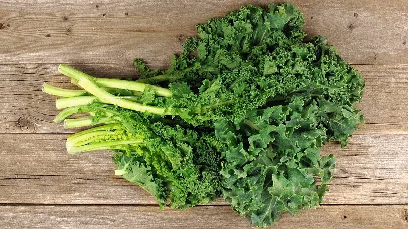 Cải xoăn (kale) nổi bật bởi hàm lượng vitamin A, C, K cùng magie – những dưỡng chất quan trọng giúp giảm viêm và hỗ trợ lưu thông máu. Điểm đặc biệt là kale có hàm lượng kali thấp hơn nhiều loại rau khác, phù hợp với người phải theo dõi lượng kali nạp vào nhưng vẫn muốn ăn uống lành mạnh. Ảnh minh họa