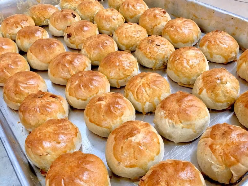 Bánh xíu páo Nam Định chủ yếu được bán ở khu phố Khách, đặc biệt là trên phố Hàng Sắt. Đây là nơi cư trú lâu đời của cộng đồng người Hoa, nên bánh xíu páo ở đây mang đậm nét văn hóa Hoa – Việt. Ảnh MIA