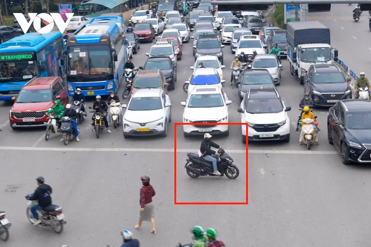 Tại nút giao Ngã Tư Sở, lác đác xuất hiện hình ảnh người điều khiển phương tiện di chuyển không theo quy tắc giao thông.