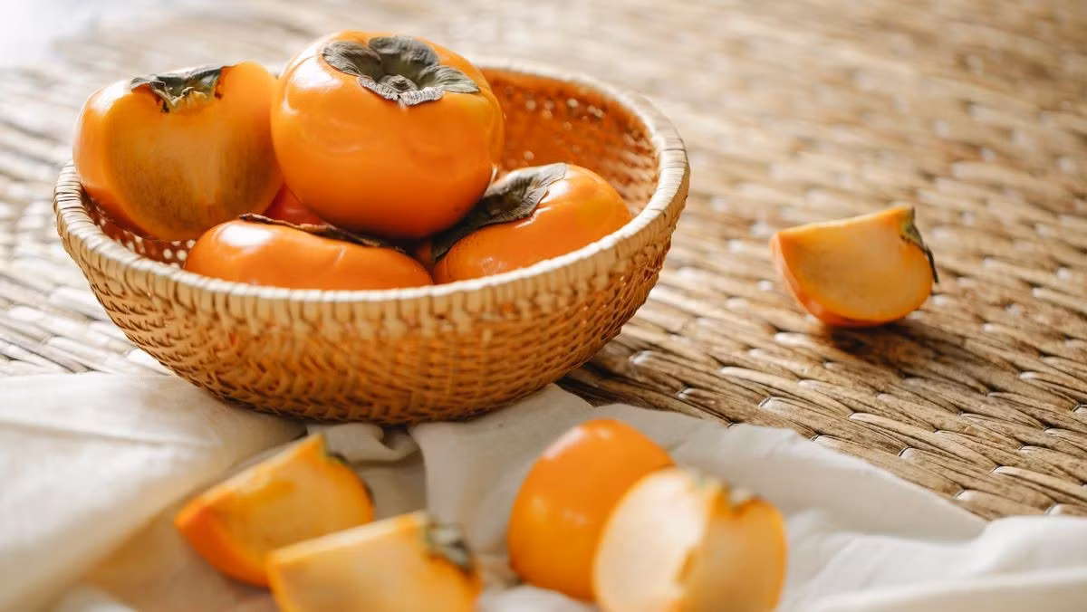 Hồng giàu kali và các flavonoid như quercetin, kaempferol – những chất quan trọng giúp giãn mạch, cải thiện lưu thông máu, ổn định huyết áp và giảm áp lực cho tim. Nhờ đó, ăn hồng thường xuyên có thể giảm nguy cơ xơ vữa động mạch hay tai biến mạch máu não. Ảnh minh hoạ