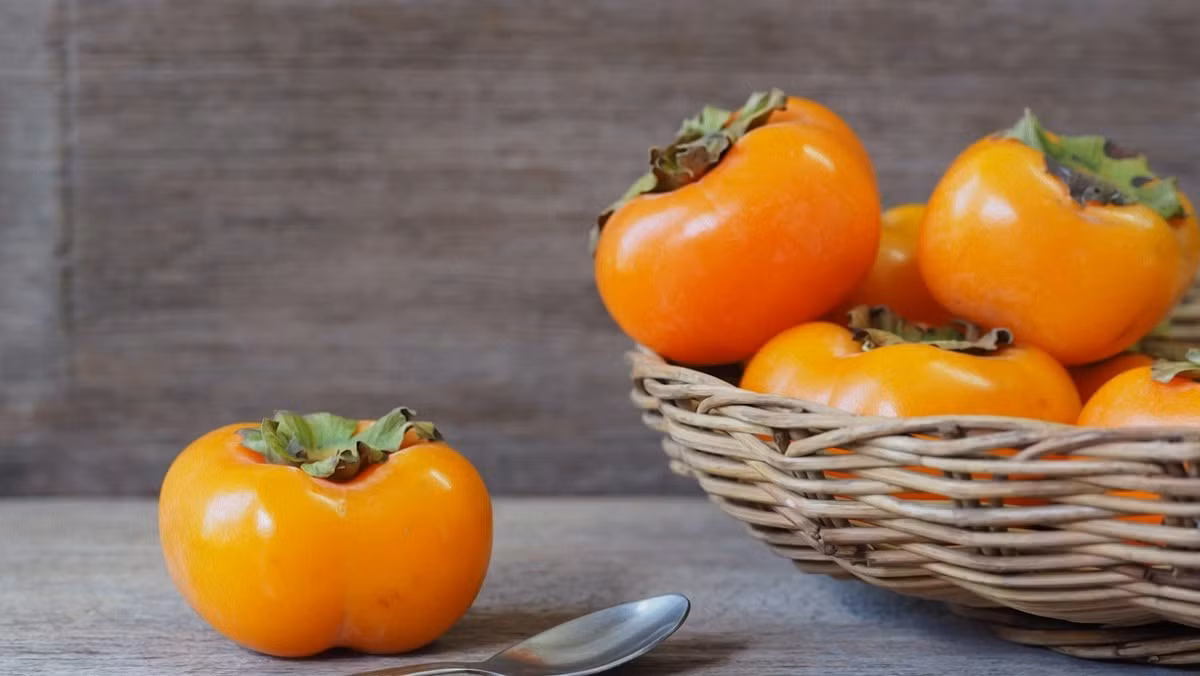 Để tận dụng tối đa lợi ích sức khỏe, nên chọn những quả hồng chín mềm hoặc hồng giòn đã được xử lý hết vị chát. Tuy nhiên, không nên ăn quá nhiều hồng cùng lúc, đặc biệt khi đói, để tránh đầy bụng hoặc khó tiêu. Người mắc tiểu đường hay dạ dày nhạy cảm cần cân nhắc lượng hồng nạp vào cơ thể. Ảnh minh họa