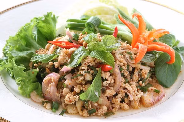 Larb là món gỏi thịt băm phổ biến ở vùng đông bắc Thái Lan. Thịt được xào nhanh với các gia vị, lá bạc hà, hành tím và nước mắm chanh, tạo nên một món ăn ngon miệng.