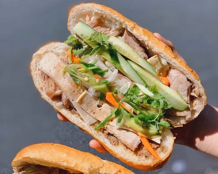 Việc bánh mì Việt Nam liên tục xuất hiện trên các bảng xếp hạng uy tín thế giới cho thấy sức hấp dẫn bền bỉ của món ăn tưởng chừng giản dị nhưng lại chứa đựng đầy đủ tinh thần sáng tạo, hào phóng và đậm đà bản sắc Việt. Đây cũng là minh chứng rõ ràng rằng đôi khi, những món ăn bình dân nhất lại chính là đại sứ ẩm thực mạnh mẽ nhất, mang tên Việt Nam đến với bạn bè quốc tế. Ảnh Internet