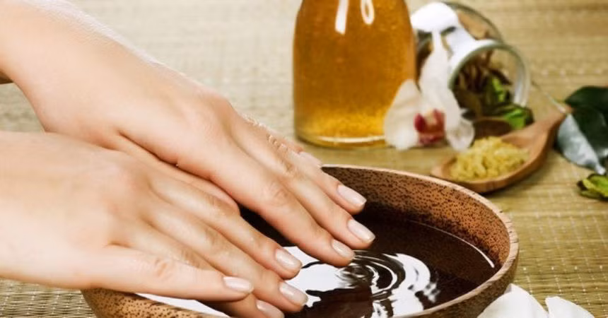 Trước hết, việc giữ cho móng tay luôn sạch sẽ và khô ráo đóng vai trò nền tảng. Vi khuẩn và nấm rất dễ phát triển trong môi trường ẩm, vì vậy sau khi rửa tay, cần lau khô kỹ vùng móng. Móng tay cũng nên được vệ sinh thường xuyên bằng cách chà nhẹ với bàn chải nhỏ để loại bỏ bụi bẩn tích tụ. Đồng thời, việc giữ móng ở độ dài vừa phải và làm sạch các dụng cụ làm móng cũng giúp hạn chế nguy cơ nhiễm khuẩn. Ảnh minh họa