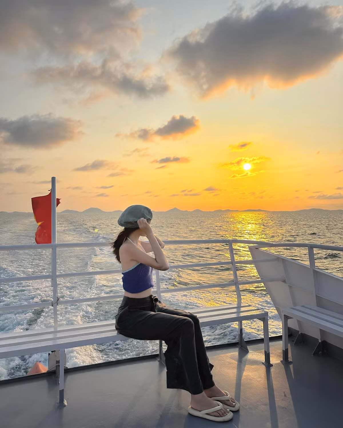 Để đáp ứng nhu cầu khám phá đảo xa, nhiều công ty lữ hành hiện đã tổ chức tour đến Thổ Châu với lịch trình trọn gói, phù hợp cho nhóm bạn trẻ, cặp đôi hoặc gia đình muốn tìm về không gian biển hoang sơ. Một số đơn vị tiêu biểu có thể kể đến như: Vietravel triển khai tour Phú Quốc – Thổ Châu 3N2Đ, kết hợp tham quan Bãi Sao, Dinh Cậu và trải nghiệm trọn một ngày tại đảo Thổ Châu, giá từ 3.950.000 đồng/người, bao gồm tàu cao tốc, khách sạn 3 sao và hướng dẫn viên. Ảnh Thu Thảo