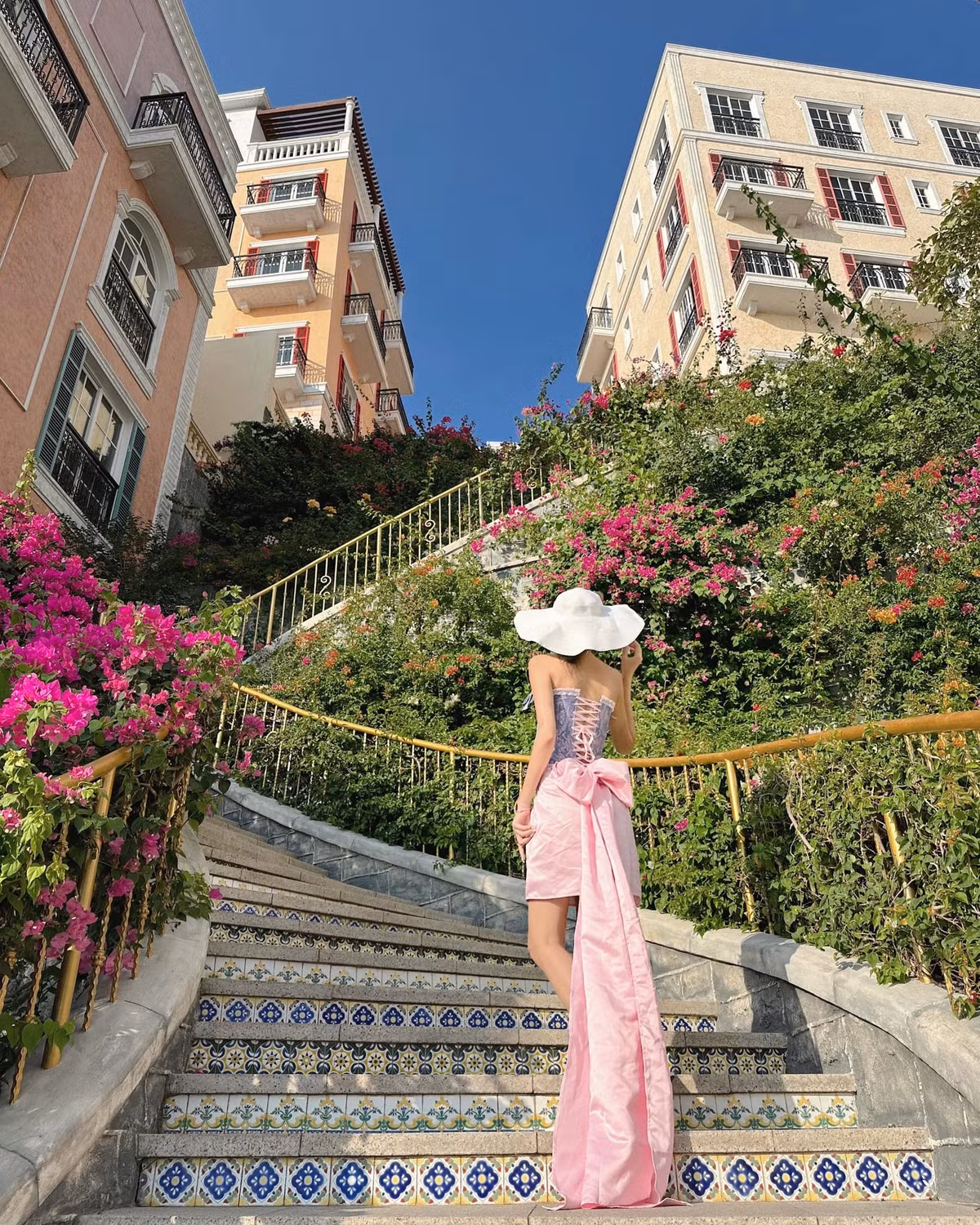 Bên cạnh các tour trọn gói, một số bạn trẻ lựa chọn đi tự túc bằng cách đặt vé tàu cao tốc từ cảng Bãi Vòng (Phú Quốc) ra đảo Thổ Châu. Hiện có tàu chạy định kỳ vào một số ngày trong tuần, giá vé khoảng 300.000–400.000 đồng/lượt, tuy nhiên cần theo dõi dự báo thời tiết và liên hệ trước để giữ chỗ. Ảnh Thu Thảo