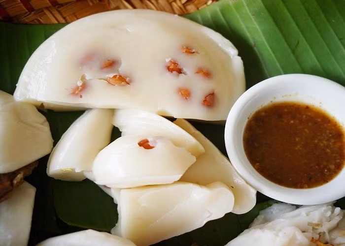 Bánh đúc cũng là món ăn truyền thống dễ bị trộn hàn the nhằm tạo độ giòn, dai và kéo dài thời gian bảo quản. Bánh đúc an toàn thường có kết cấu mềm vừa phải, để lâu sẽ chua. Trong khi đó, bánh đúc chứa hàn the thường có màu trắng bất thường, bề mặt bóng, ăn thấy quá giòn, quá dai và để lâu không có dấu hiệu ôi thiu. Ảnh minh họa