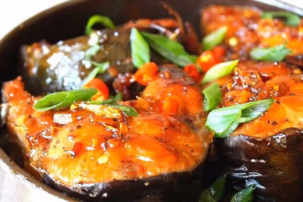 Trẻ nhỏ dưới 11 tuổi cũng nhạy cảm với thủy ngân, nên ưu tiên cá an toàn, giàu protein và omega-3. Ảnh minh họa