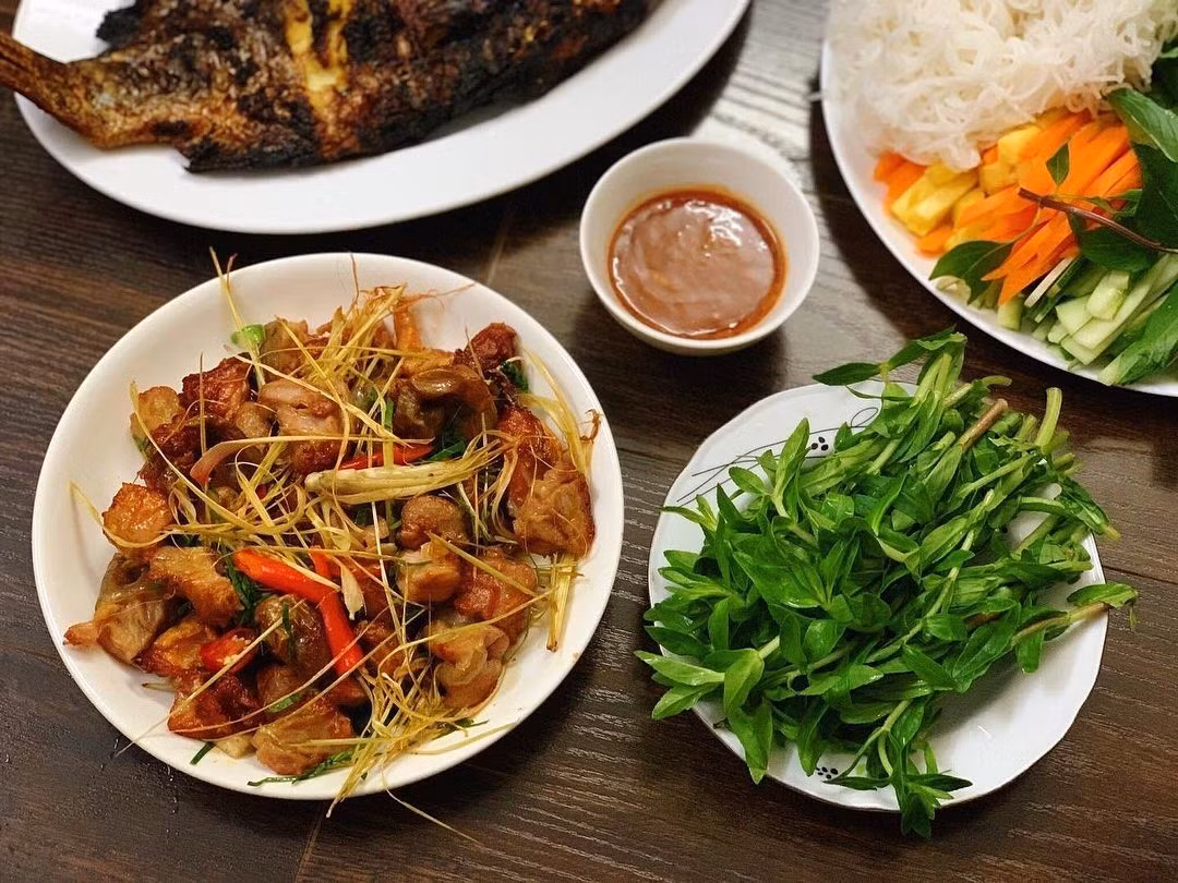 Sau đó, du khách có thể thưởng thức bữa tối với các món đặc sản như cá hồi, cá tầm – những món nổi tiếng ở Mộc Châu. Nhiều nhà hàng phục vụ theo set gồm gỏi, cháo, nướng, da chiên, lẩu, nem… với giá trung bình khoảng 300.000 đồng mỗi set. Một số địa chỉ ẩm thực được đánh giá cao gồm Vườn Đào, Hang Dơi, Cá Hồi 64, Cá Hồi 26, Xuân Bắc và Tám Béo. Ảnh Internet
