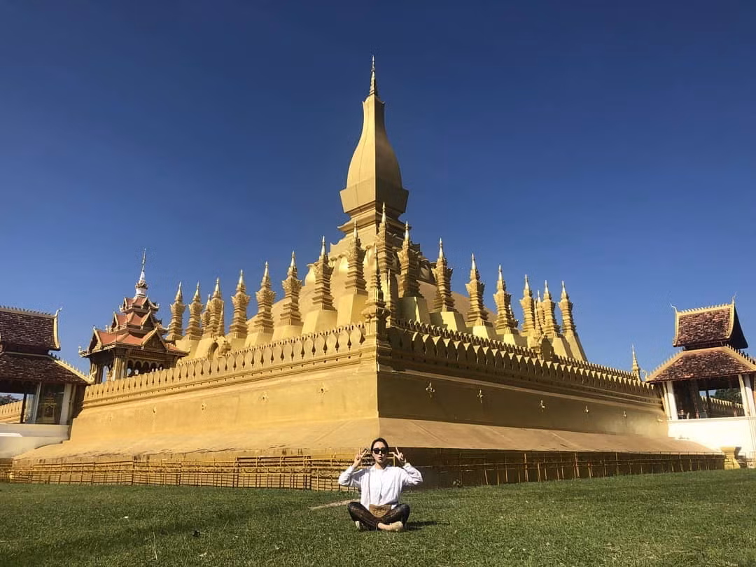 Tại thủ đô Viêng Chăn, Tháp Pha That Luang nổi bật giữa trời xanh với ngôi bảo tháp cao 45 m, bao quanh bởi 30 ngọn tháp nhỏ tượng trưng cho 30 năm tu hành của Đức Phật Thích Ca. Kiến trúc đặc trưng mang đậm văn hóa Lào khiến Pha That Luang không chỉ là điểm tham quan mà còn là nơi hành hương quan trọng. Vào những dịp lễ hội, bảo tháp càng lung linh dưới ánh hoàng hôn hoặc giữa khung cảnh thiên nhiên ban đêm, thu hút đông đảo du khách và phượt thủ. Ảnh Cattour