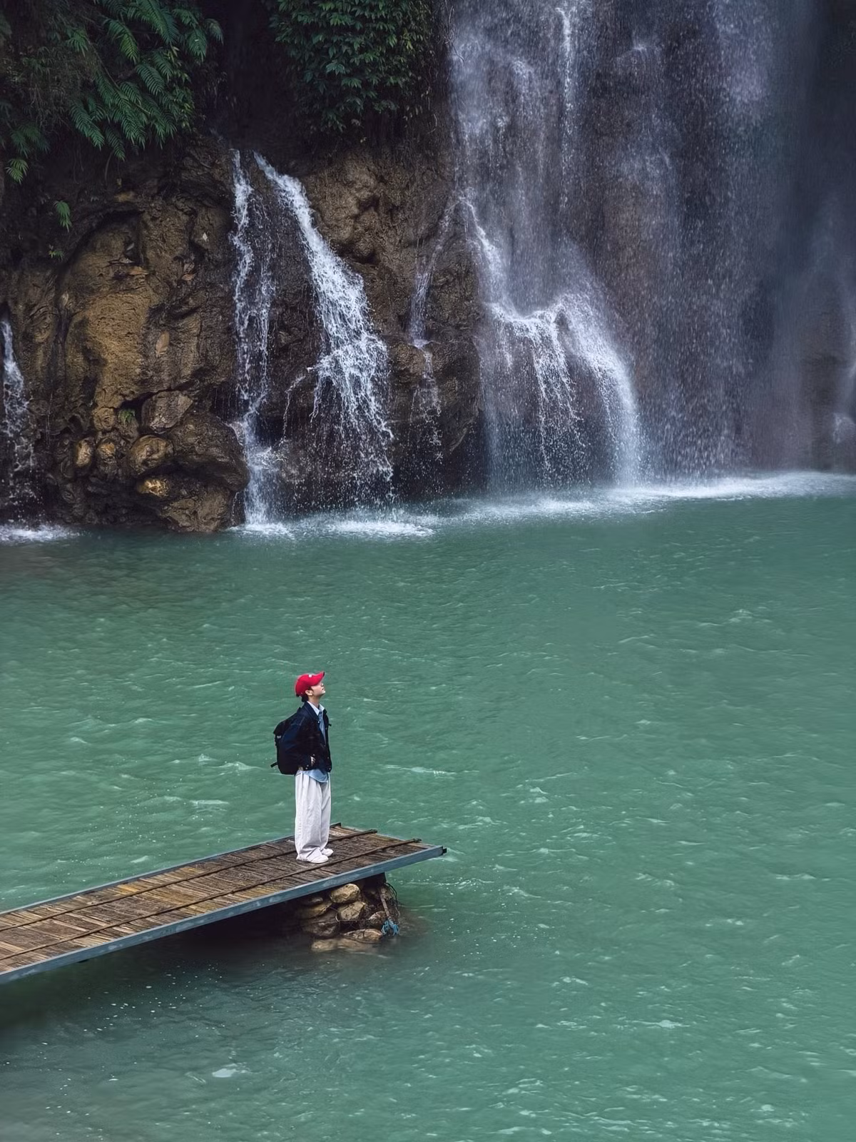 Khu vực lòng hồ dưới chân thác khá rộng, nước không quá sâu, phù hợp để tắm suối hoặc chụp ảnh. Những mỏm đá tự nhiên, rêu phủ xanh tạo nên phông nền “điện ảnh”, được nhiều du khách ví như một “tuyệt tình cốc” thu nhỏ giữa đại ngàn Ảnh Lăng Văn Toán