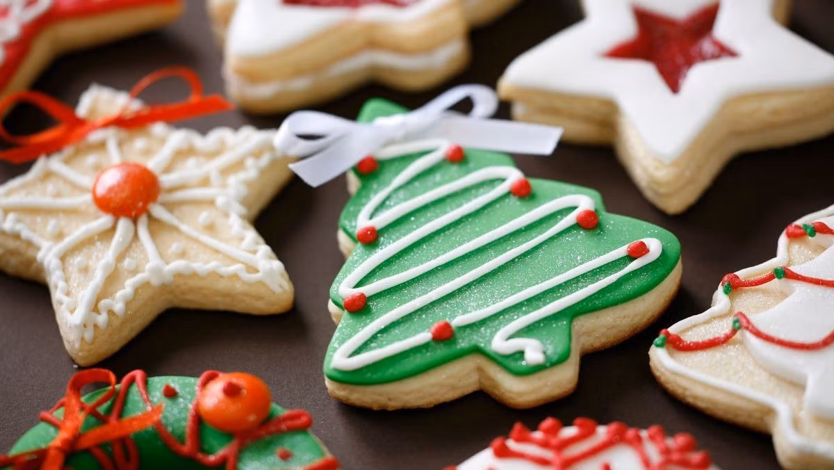 Trong lúc chờ bánh nguội, phần đường icing được chuẩn bị bằng cách trộn đường xay, nước cốt chanh và lòng trắng trứng trong một tô sạch. Hỗn hợp được đánh đều đến khi sánh mịn, nhấc phới lên thấy icing chảy thành dòng nhanh là đạt, tránh đánh quá bông khiến lớp trang trí bị khô và khó bắt hình. Icing sau đó được chia thành nhiều phần nhỏ, pha màu thực phẩm theo sở thích để phục vụ việc trang trí. Ảnh minh họa