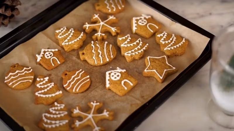 Không cần kỹ thuật cầu kỳ hay dụng cụ phức tạp, những mẻ cookie Noel tự làm vẫn đủ sức mang lại không khí lễ hội ấm áp cho mỗi gia đình. Hơn cả hương vị ngọt ngào, đó còn là niềm vui khi tự tay chuẩn bị những chiếc bánh xinh xắn, gửi gắm sự quan tâm và yêu thương trong mùa Giáng sinh an lành. Ảnh minh họa