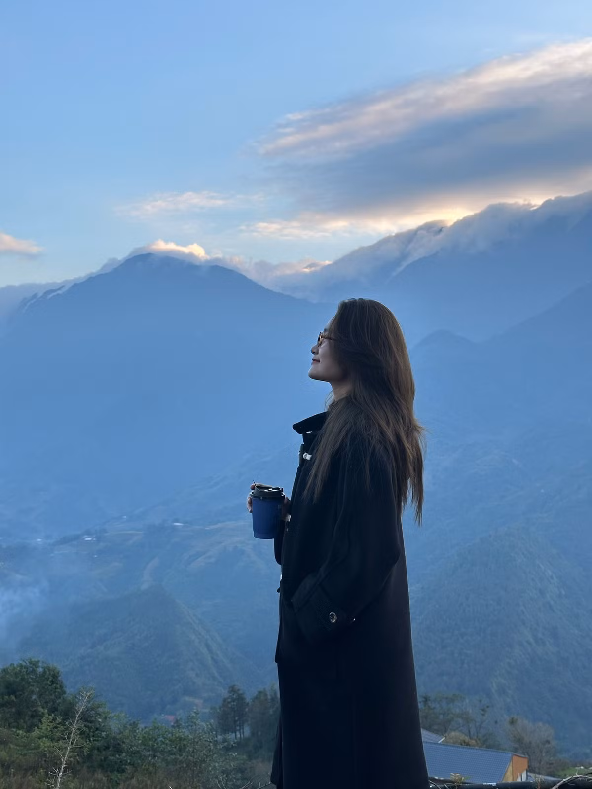 Những ngày gần đây, Sa Pa (Lào Cai) bừng lên sắc vàng rực rỡ của hàng cây ngân hạnh (bạch quả) trên đường Thác Bạc, thu hút sự quan tâm của đông đảo du khách và giới trẻ mê sống ảo. Ảnh Lê Thu Thảo