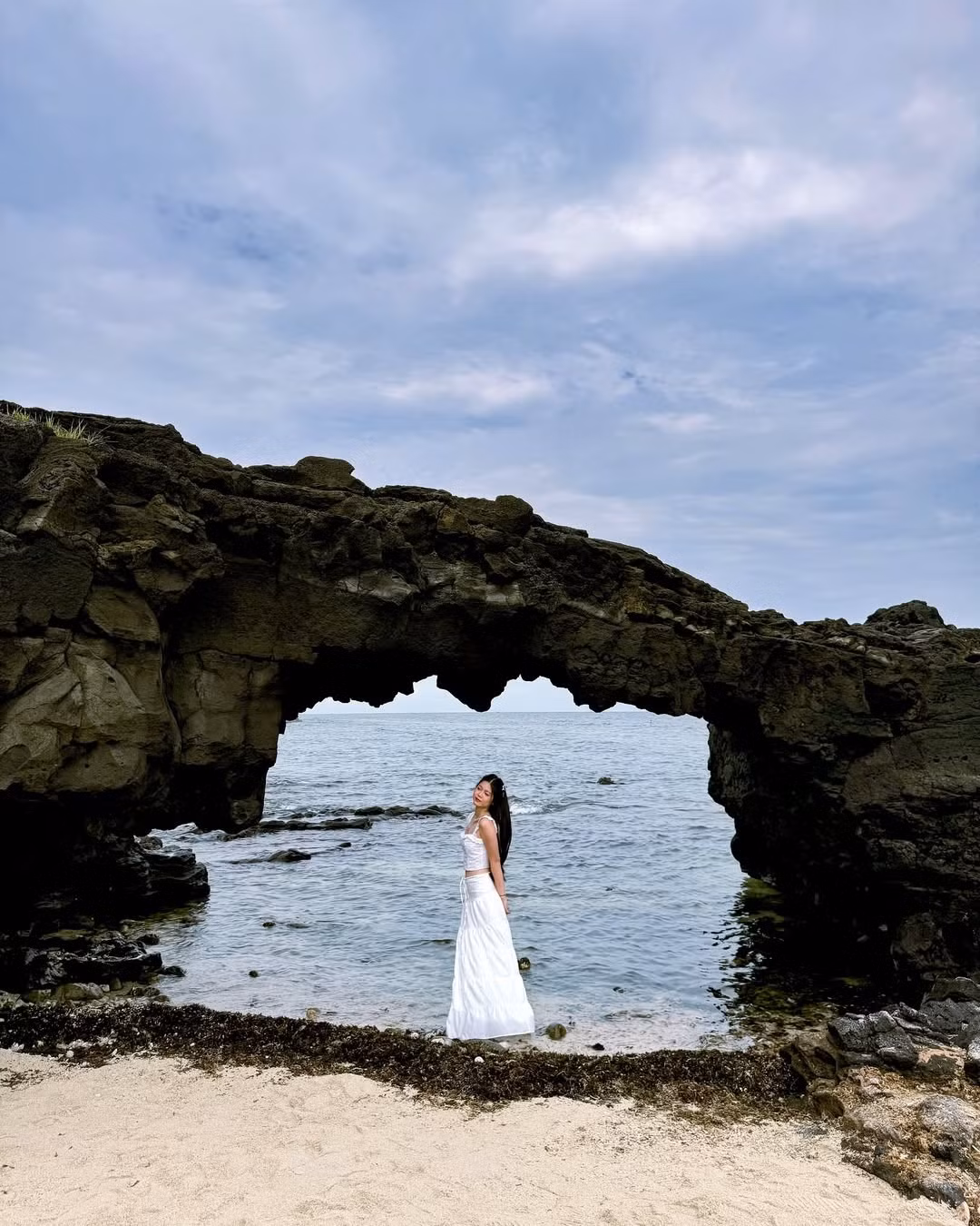 Nếu đặc khu Lý Sơn được ví như “thiên đường giữa biển khơi” của miền Trung thì Cổng Tò Vò lại chính là biểu tượng khiến bao du khách ngỡ ngàng ngay từ cái nhìn đầu tiên. Ảnh lizzsme