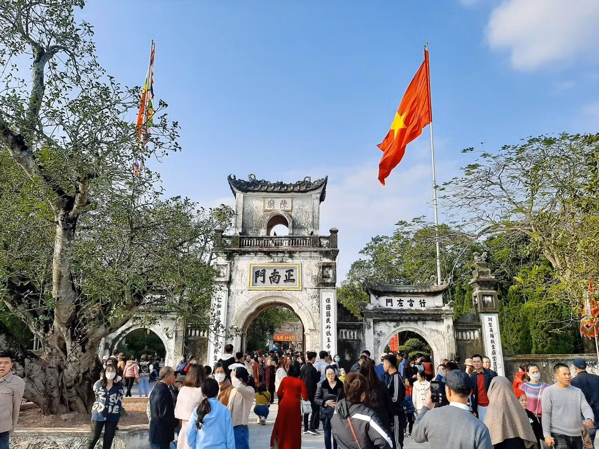 Không khí du xuân đầu năm cũng đặc biệt sôi động tại Đền Trần. Mỗi dịp Rằm tháng Giêng, nơi đây thu hút hàng vạn du khách về xin ấn, gửi gắm ước vọng may mắn, hanh thông trong công danh, sự nghiệp. Lễ hội đền Trần diễn ra từ ngày 11 đến 16 tháng Giêng Âm lịch với nhiều nghi lễ và hoạt động văn hóa truyền thống, tái hiện hào khí Đông A vang danh lịch sử. Ảnh Nguoihanoi