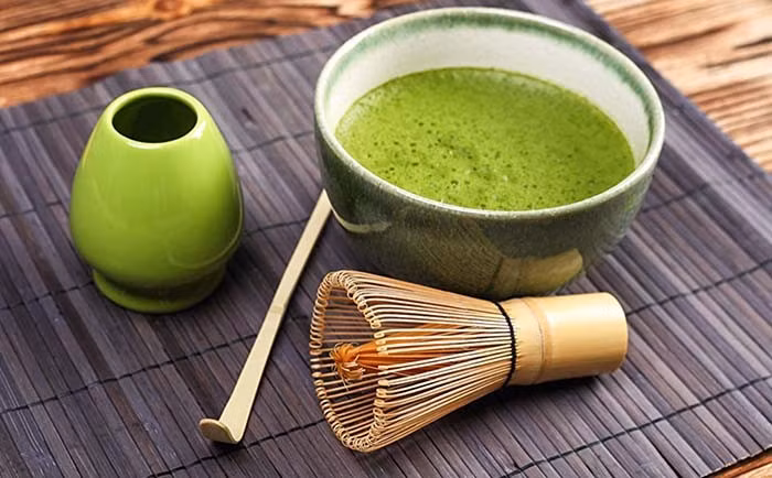 Ngoài ra, cây ashitaba – một loại thảo mộc đặc trưng của Nhật Bản cũng thường xuất hiện trong công thức nước ép xanh. Ashitaba giàu chất xơ, beta-carotene, vitamin nhóm B, kali và vitamin C, đồng thời chứa chalcone, hợp chất hiếm được cho là có lợi cho quá trình trao đổi chất và làn da. Ảnh minh họa