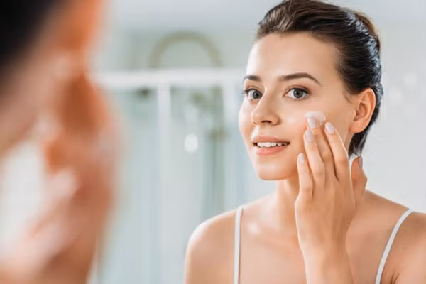 Việc kết hợp nhiều hoạt chất mạnh cùng lúc dễ khiến da bong tróc, đỏ rát và nám thêm rõ rệt. Thay vì nóng vội, hãy kiên nhẫn với các thành phần an toàn, tuân thủ liệu trình được khuyên dùng. Ảnh minh họa
