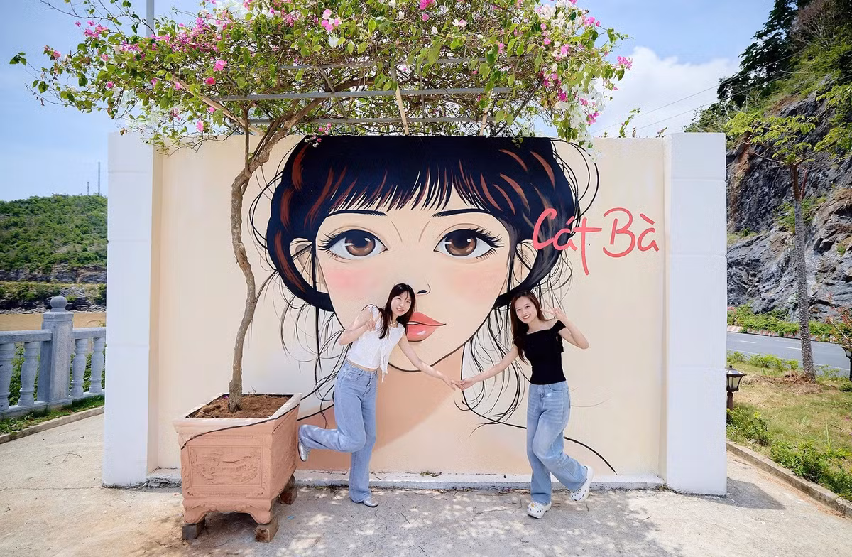 Trào lưu check-in “cô gái Cát Bà” đang lan nhanh trên Facebook, Instagram và TikTok. Nhiều bạn trẻ hào hứng tìm đến “con đường nghệ thuật” này không chỉ để săn ảnh đẹp mà còn để cảm nhận một khía cạnh mới mẻ, sáng tạo của hòn đảo – nơi không chỉ có thiên nhiên hoang sơ mà còn ẩn chứa sức sống đương đại. Ảnh Thái Anh