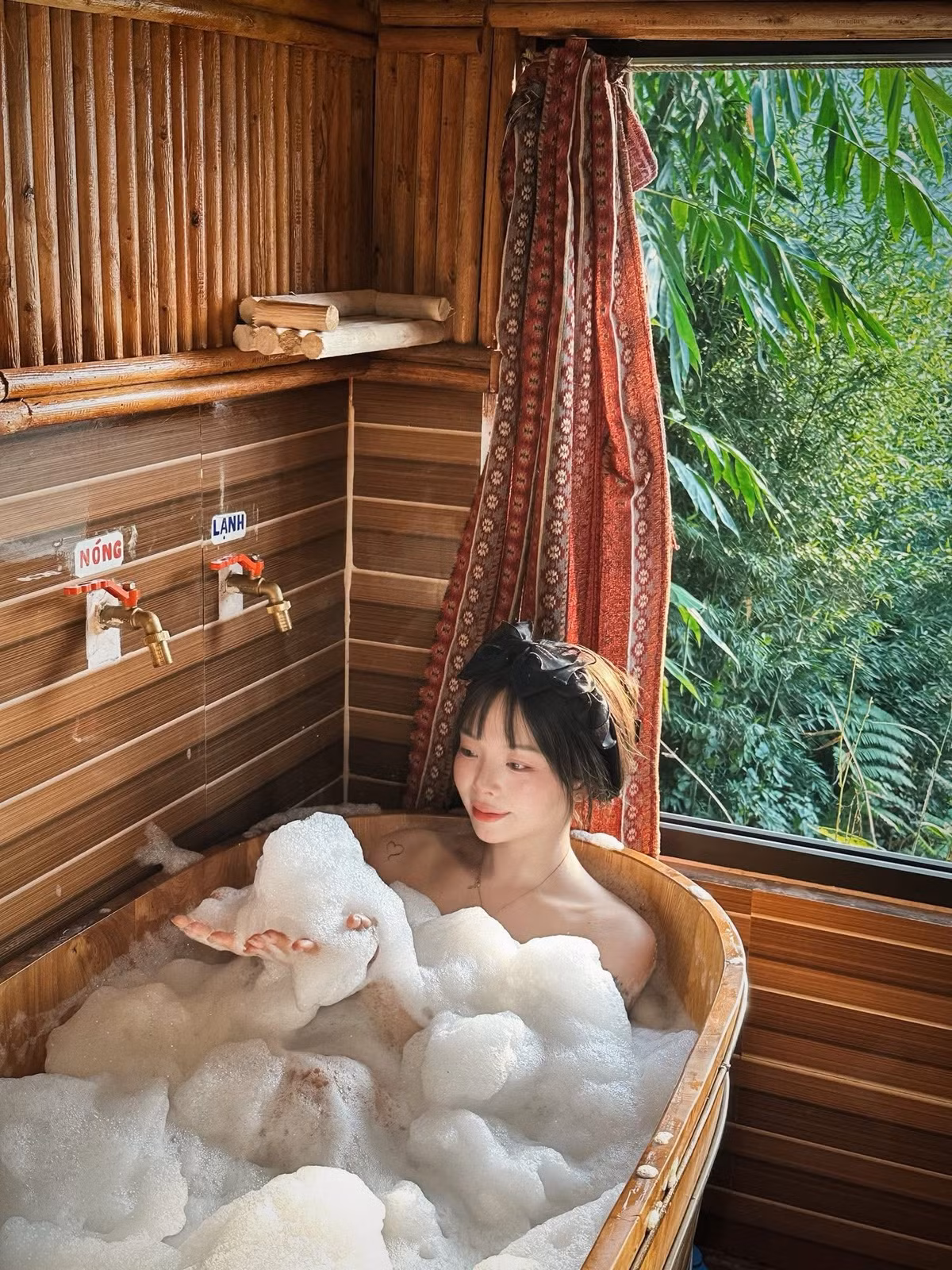Một trải nghiệm không thể bỏ qua tại Bản Tả Phìn là tắm lá thuốc truyền thống của người Dao Đỏ. Sử dụng thảo dược rừng theo bí truyền, dịch vụ tắm hoặc ngâm chân có giá khoảng 80.000–100.000 VNĐ mỗi buổi, giúp thư giãn, giảm mỏi cơ và trải nghiệm văn hóa bản địa. Ảnh Internet