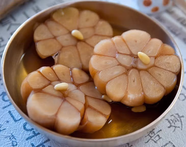Tuy nhiên, cần nhấn mạnh rằng các loại rau củ này chỉ có tác dụng hỗ trợ tăng cường miễn dịch, không thể thay thế thuốc điều trị. Với những người có bệnh lý nền như viêm loét dạ dày, việc sử dụng tỏi hay gừng nên tham khảo ý kiến bác sĩ. Ảnh minh họa