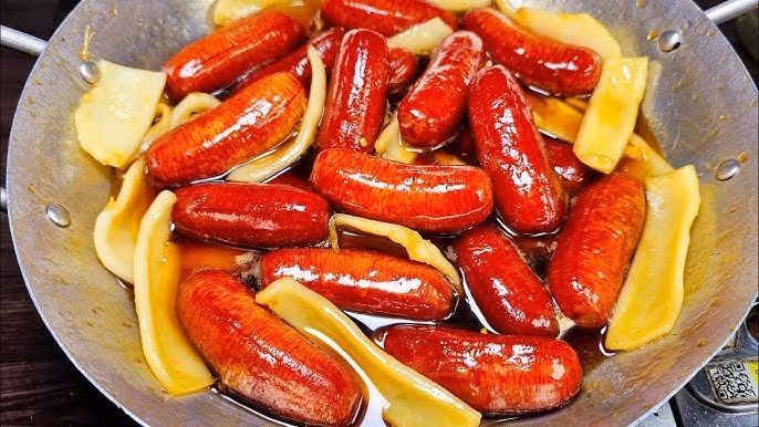 Để làm được mẻ chuối ngào chuẩn vị, người dân thường chọn chuối sáp loại chuối vừa dẻo vừa có độ giòn nhẹ sau khi luộc. Ảnh minh hoạ