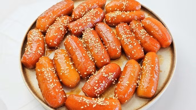 Cắn một miếng chuối ngào, vị dẻo của chuối sáp tan dần, để lại hậu vị ngọt thanh, béo nhẹ và thoang thoảng hương thơm đặc trưng của thốt nốt. Món ăn tưởng chừng đơn giản nhưng lại chứa đựng sự tinh tế trong cách nêm nếm, canh lửa và cảm nhận vị tự nhiên của nguyên liệu. Ảnh minh hoạ