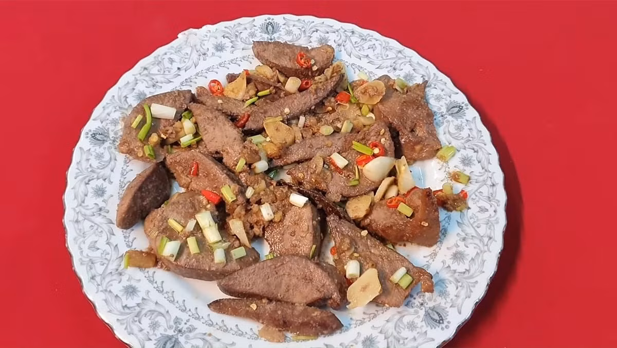 Gan là thực phẩm có hàm lượng vitamin A cao nhất trong chế độ ăn thông thường. Chỉ 80g gan bò áp chảo đã cung cấp tới 6.580 mcg vitamin A, vượt xa nhu cầu khuyến nghị mỗi ngày. Ảnh minh họa