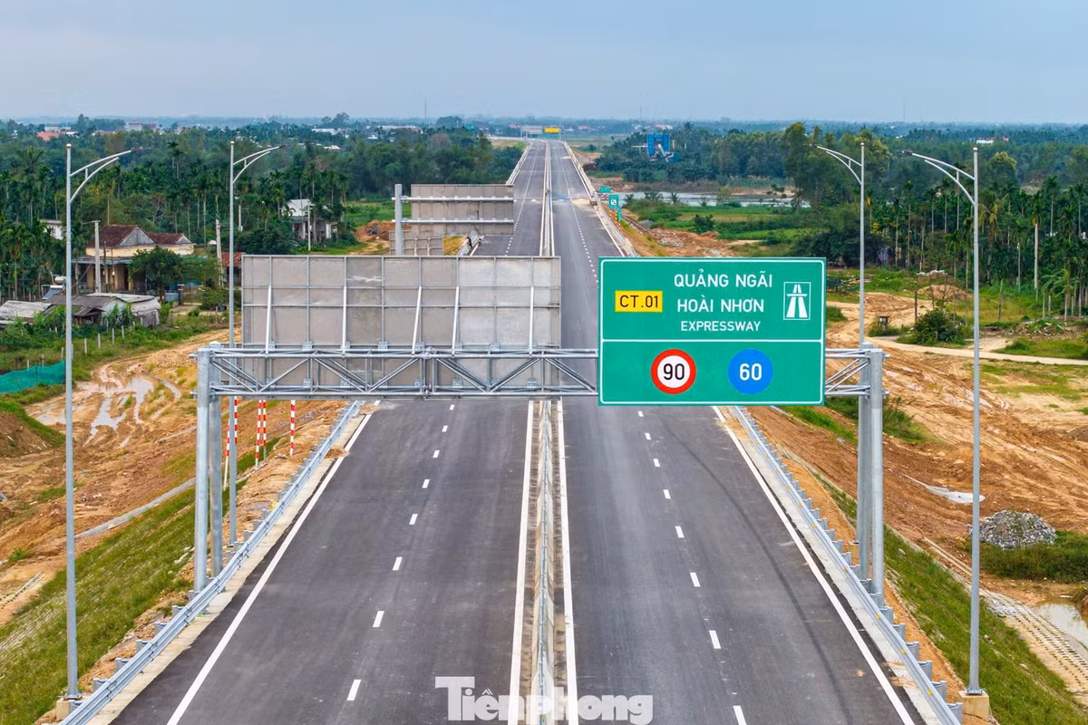 Các đơn vị đang gấp rút lắp đặt biển báo, sơn kẻ đường, vệ sinh mặt đường… để bảo đảm sẵn sàng vận hành