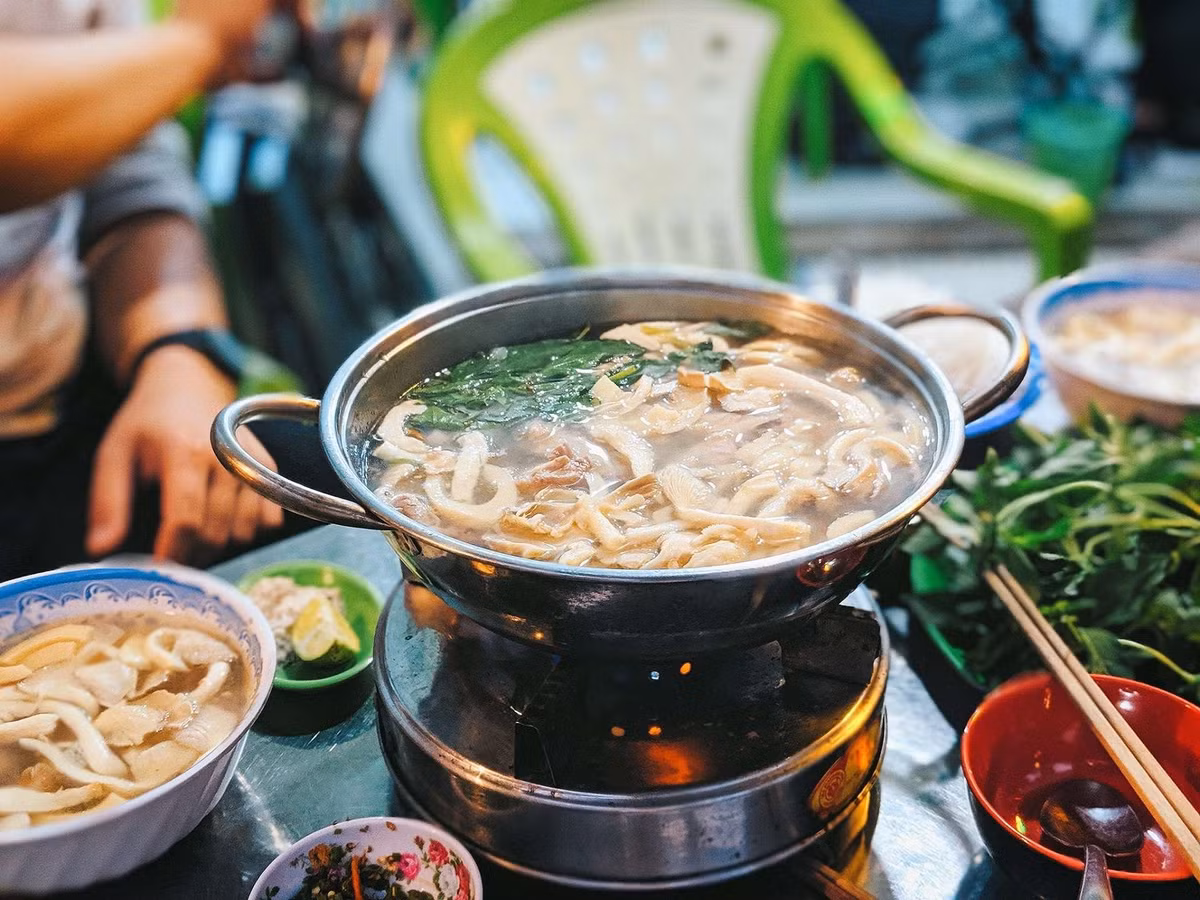 Giữa tiết trời se lạnh, du khách còn có thể thưởng thức lẩu gà lá é, bánh căn nóng hổi hay cà phê đặc trưng của phố núi. Ảnh VinWonders