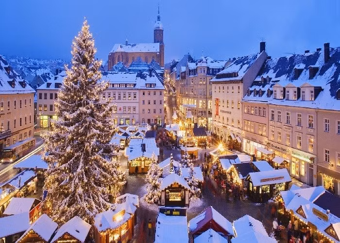 Khép lại hành trình Giáng sinh vòng quanh thế giới là Nuremberg của Đức – thành phố nổi tiếng với khu chợ Christkindlesmarkt lâu đời. Không gian chợ rực rỡ sắc màu, quyện cùng mùi bánh gừng Lebkuchen, xúc xích nướng và rượu vang nóng tạo nên hương vị rất riêng của mùa Noel nước Đức. Đây không chỉ là điểm đến tham quan mà còn là nơi du khách cảm nhận trọn vẹn tinh thần Giáng sinh truyền thống thông qua văn hóa và ẩm thực bản địa. Ảnh Booking