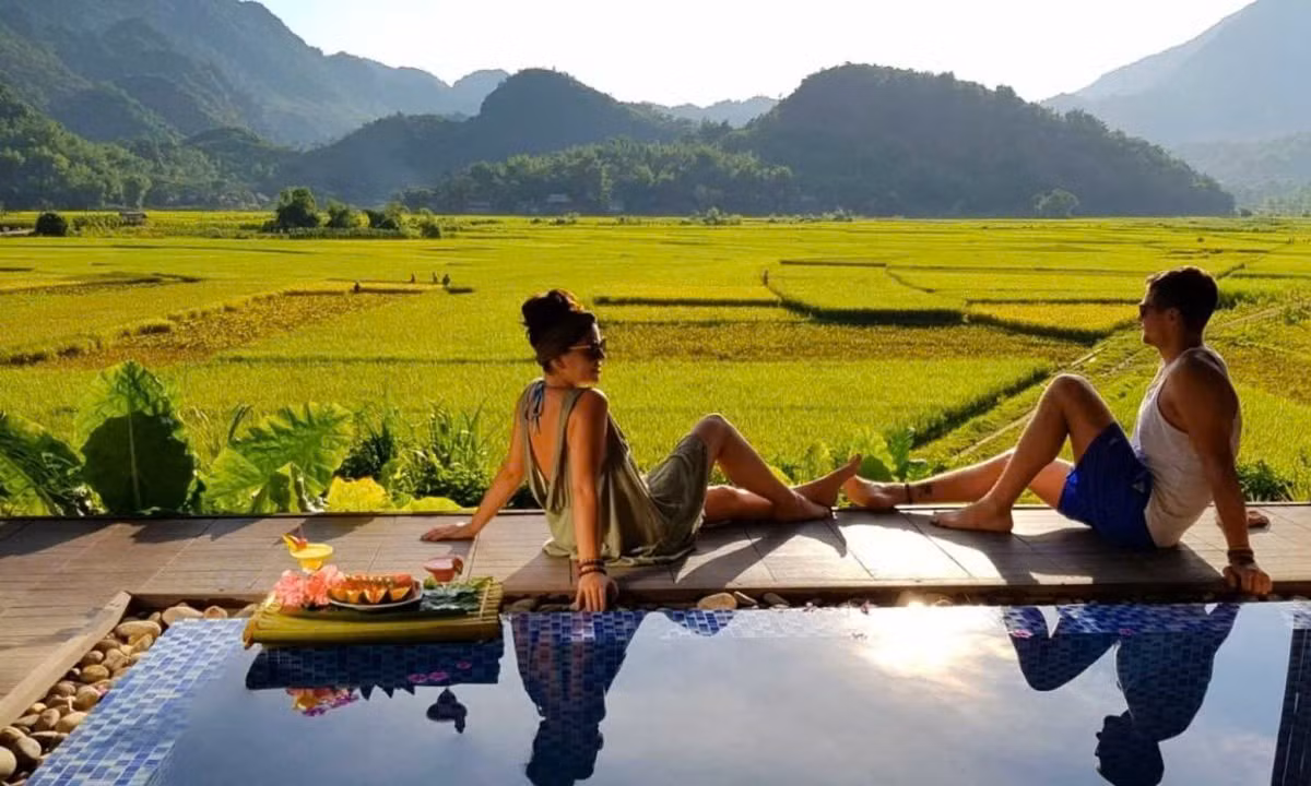 Xa hơn một chút, cách Hà Nội khoảng 140 km, Mai Châu (Hòa Bình) vẫn đủ gần để trở thành điểm đến cuối tuần. Những bản làng người Thái nằm giữa thung lũng, ruộng bậc thang và nhà sàn truyền thống tạo nên bức tranh yên bình và thi vị. Ảnh DuHy