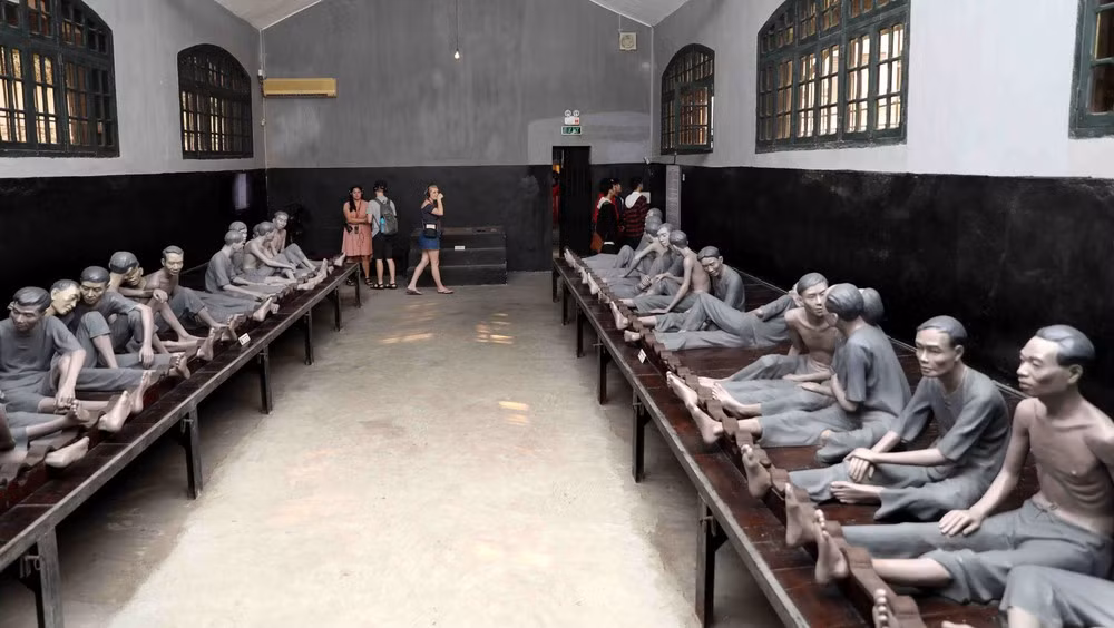 Nhà tù Hỏa Lò là nơi du khách có thể tìm hiểu về những hy sinh anh dũng của các chiến sĩ cách mạng. Tour thuyết minh tự động cùng các hoạt cảnh tái hiện sinh động mang đến trải nghiệm sống động, giúp du khách hiểu sâu sắc lịch sử mà không bị khô cứng. Ảnh Thanh Tùng