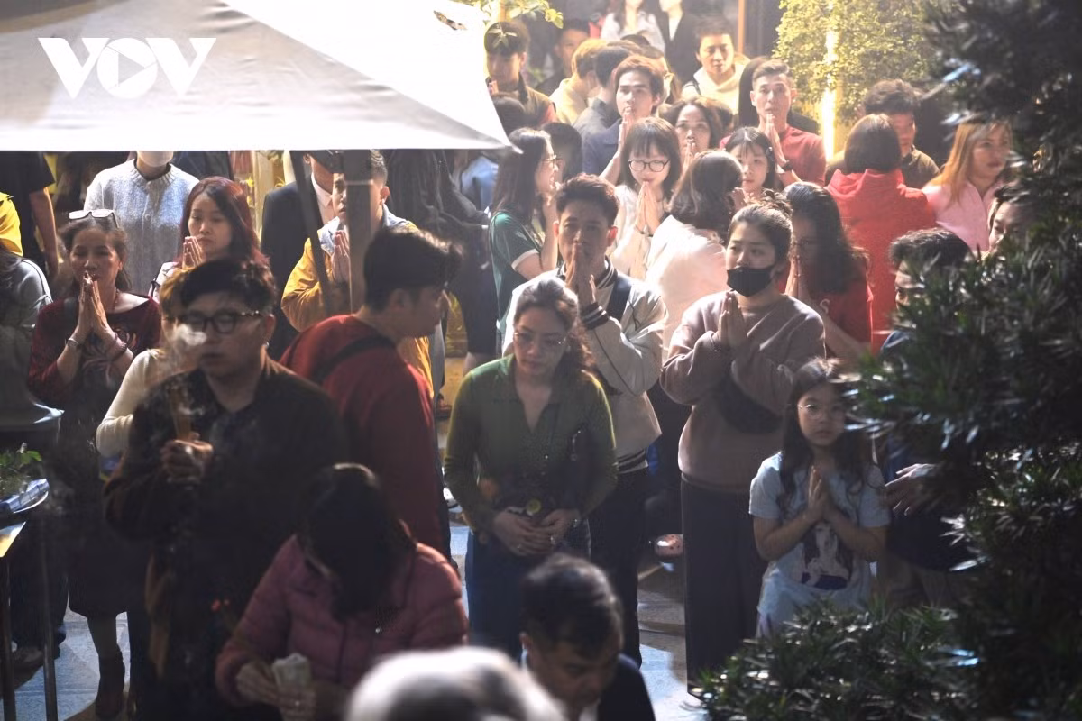 Trên sân chùa, người già khoan thai bước đi, tay lần tràng hạt, môi khẽ niệm Phật. Người trẻ chắp tay thành kính, cầu cho công việc hanh thông, gia đình hạnh phúc.