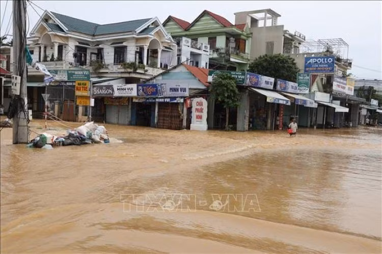 Nước sông dâng cao tràn qua Quốc lộ 1A, đoạn qua phường Điện Bàn (thành phố Đà Nẵng). Ảnh: Anh Dũng – TTXVN