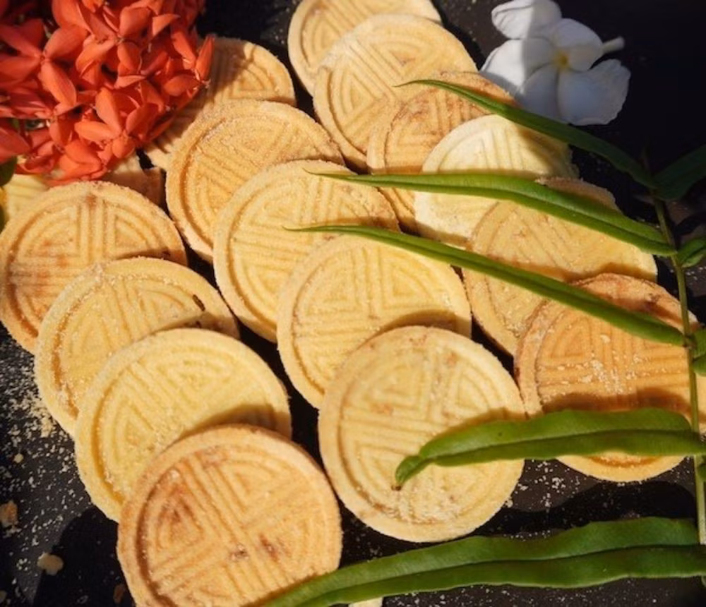 Bánh đậu xanh Hội An từ thế kỷ 18 nổi bật với hương thơm bùi, giòn rụm, làm từ bột đậu xanh, nếp và đường, ép khuôn nhỏ rồi sấy lò than, vừa ngon vừa thích hợp làm quà. Ảnh Xanh SM