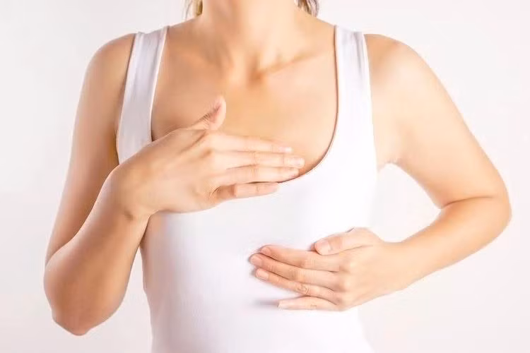 Theo các chuyên gia, kích thước vòng 1 chịu ảnh hưởng bởi di truyền, cân nặng, độ tuổi và sự thay đổi nội tiết tố. Ở tuổi dậy thì, hormone estrogen và progesterone thúc đẩy sự phát triển của mô vú. Trong thai kỳ, bầu ngực tiếp tục to lên để chuẩn bị cho quá trình nuôi con bằng sữa mẹ. Ảnh minh họa