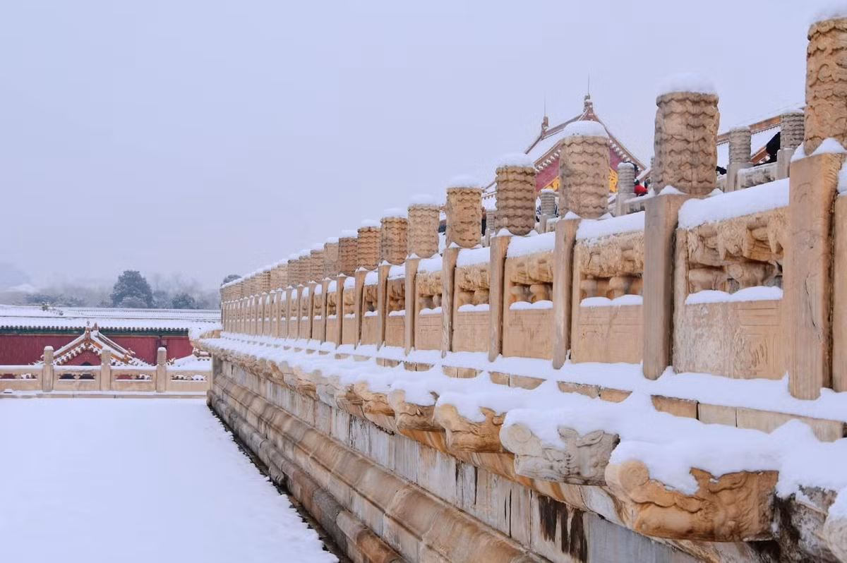 Ban quản lý Tử Cấm Thành cho biết lượng khách tăng đột biến ngay từ đầu giờ sáng. Vé tham quan bán hết chỉ sau vài giờ khi dự báo tuyết rơi được công bố. Ảnh Weibo