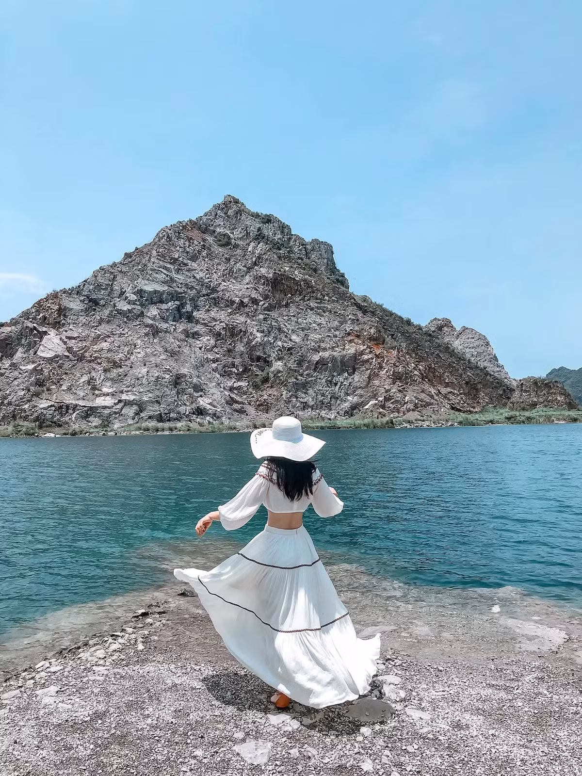 Không chỉ vậy, nước hồ tại Tuyệt Tình Cốc còn có khả năng thay đổi màu sắc theo từng thời điểm trong ngày. Sáng sớm, mặt hồ xanh nhạt phản chiếu ánh nắng nhẹ nhàng. Vào buổi trưa, nước chuyển sắc sáng rực hơn dưới ánh mặt trời, và khi chiều buông, cả không gian như chìm vào màu xanh thẫm bí ẩn. Chính sự biến hóa kỳ ảo ấy đã khiến nơi đây được ví như “tiểu Tuyệt Tình Cốc” giữa miền Bắc. Ảnh Trần Nguyễn Linh