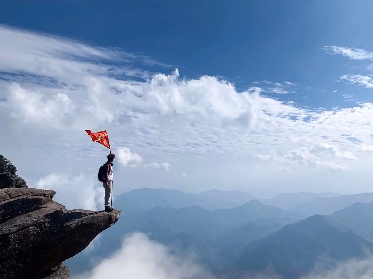 Giữa núi rừng Tây Bắc hùng vĩ, đỉnh Pha Luông hiện lên như một biểu tượng của sự hoang sơ, thách thức và đầy mê hoặc. Được ví như “nóc nhà của Mộc Châu”, Pha Luông không chỉ là điểm đến yêu thích của những người đam mê leo núi mà còn là nơi lý tưởng để chiêm ngưỡng vẻ đẹp hùng tráng của thiên nhiên vùng biên giới Việt – Lào. Ảnh PYS Travel