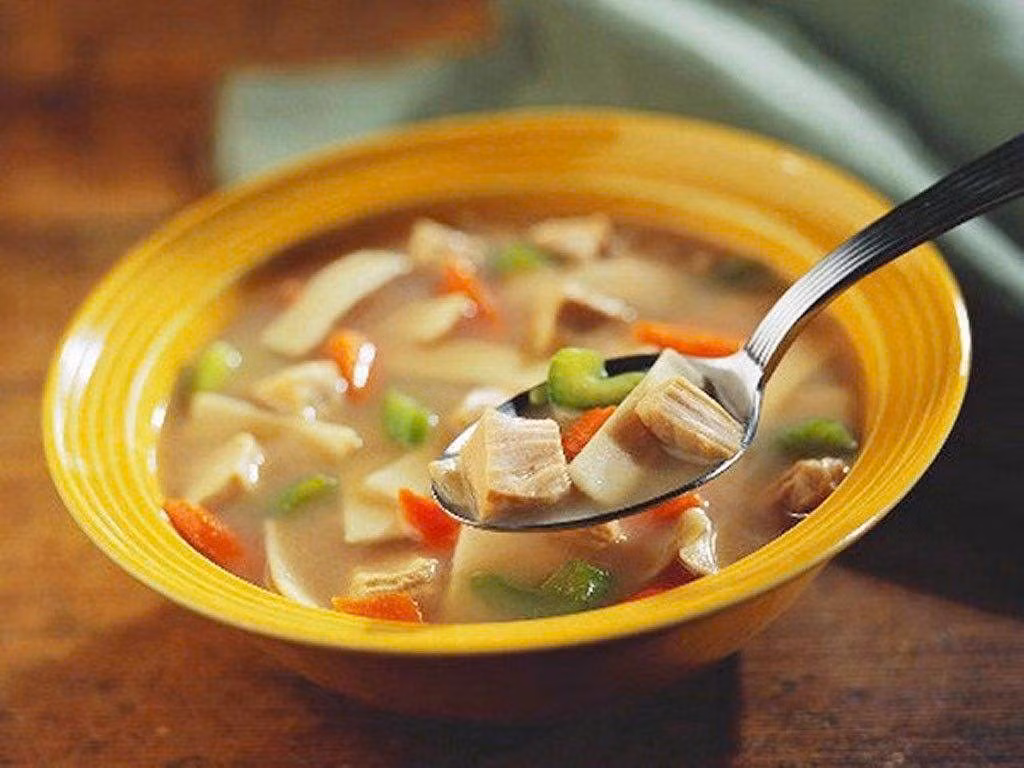 Khi sử dụng các món canh này thay cơm tối, nên hạn chế muối, đường và dầu mỡ để tối ưu hóa lợi ích giảm cân. Có thể kết hợp thêm một ít rau sống hoặc trái cây ít đường để bữa tối cân bằng dinh dưỡng. Thực hiện đều đặn, các món canh này không chỉ giúp kiểm soát cân nặng mà còn tốt cho sức khỏe tổng thể, mang đến bữa tối nhẹ nhàng, giàu dinh dưỡng mà vẫn ngon miệng. Ảnh minh họa