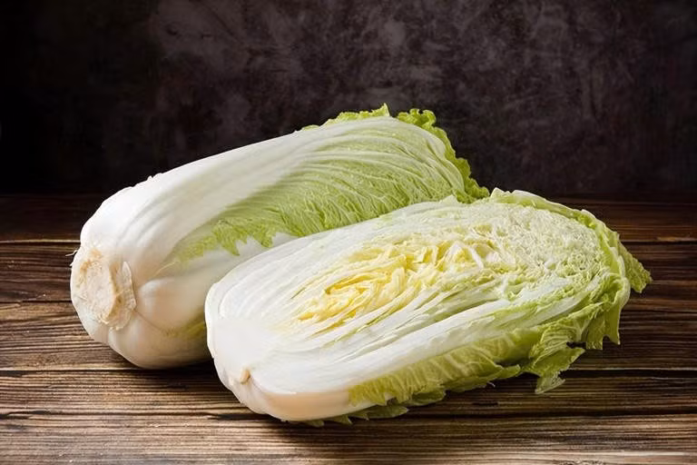 Khi mua cải thảo, người tiêu dùng nên ghi nhớ ba yếu tố: Gốc tươi, lá phù hợp món ăn và màu xanh tự nhiên. Chỉ cần quan sát kỹ, việc chọn được cây cải thảo ngon, ít hao, giòn ngọt và bền sẽ trở nên dễ dàng, giúp bữa ăn thêm trọn vị và tiết kiệm hơn trong mùa rau giá cao. Ảnh minh họa