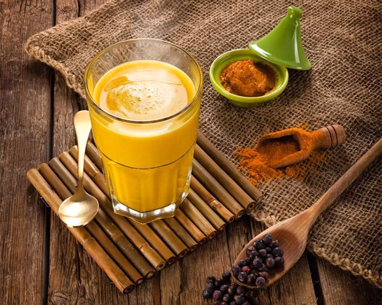 Một loại đồ uống khác đang được nhiều người ưa chuộng trong mùa lạnh là sữa nghệ. Nghệ chứa curcumin – hợp chất có đặc tính chống viêm, kháng khuẩn, giúp cơ thể thư giãn và dễ ngủ hơn. Ảnh minh hoạ