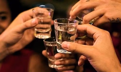 Ngâm hạt hẹ với câu kỷ, ba kích, hồng sâm, lộc nhung, đường phèn và rượu trắng ít nhất nửa tháng. Uống 30 ml trước khi ngủ giúp bồi bổ cơ thể và cải thiện sinh lý. Ảnh minh họa